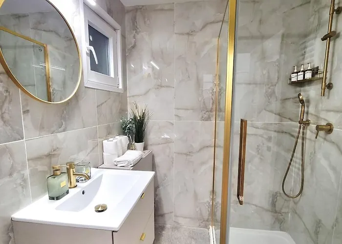 The Wooden Line Near Piata Victoriei Netflix And Workspace Apartament