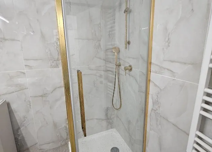 The Wooden Line Near Piata Victoriei Netflix And Workspace Apartament