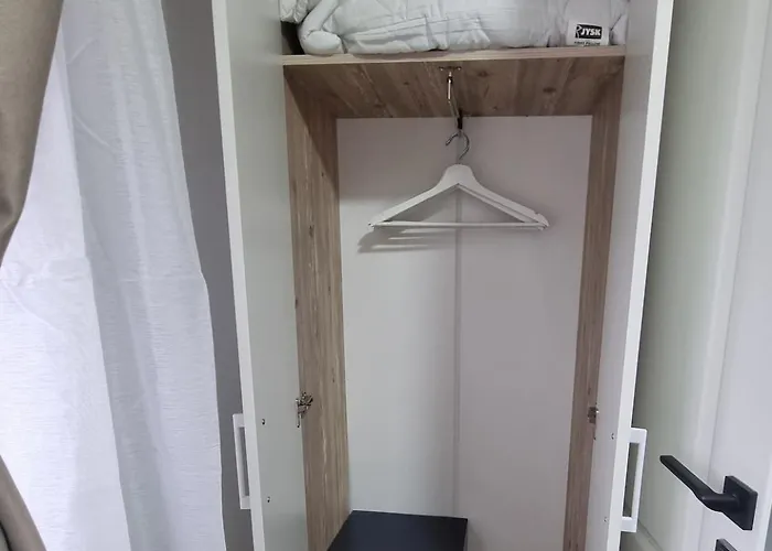 The Wooden Line Near Piata Victoriei Netflix And Workspace Apartament