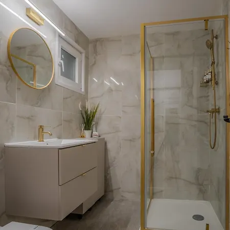 The Wooden Line Near Piata Victoriei Netflix And Workspace * Bukarest
