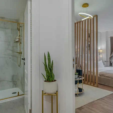 The Wooden Line Near Piata Victoriei Netflix And Workspace Apartman