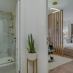 The Wooden Line Near Piata Victoriei Netflix And Workspace شقة