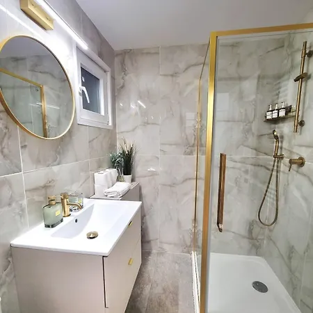 The Wooden Line - Modern Retreat Near Victoriei Apartment