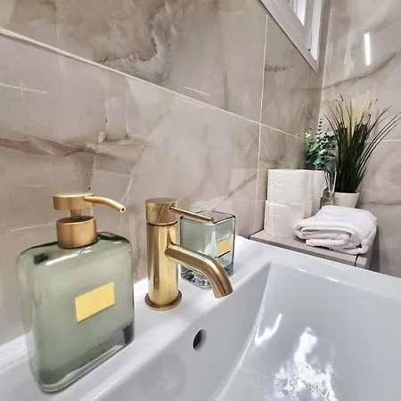 The Wooden Line Near Piata Victoriei Netflix And Workspace *