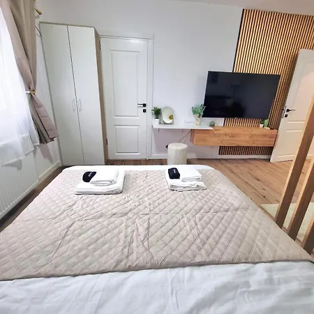 The Wooden Line - Modern Retreat Near Victoriei Bukarest