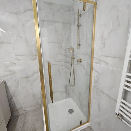 The Wooden Line - Modern Retreat Near Victoriei Apartment