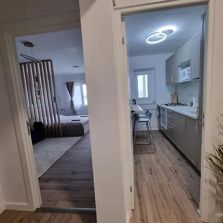 The Wooden Line Near Piata Victoriei Netflix And Workspace *