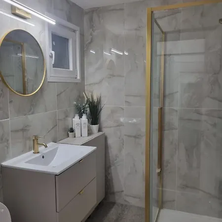 The Wooden Line - Modern Retreat Near Victoriei Bukarest