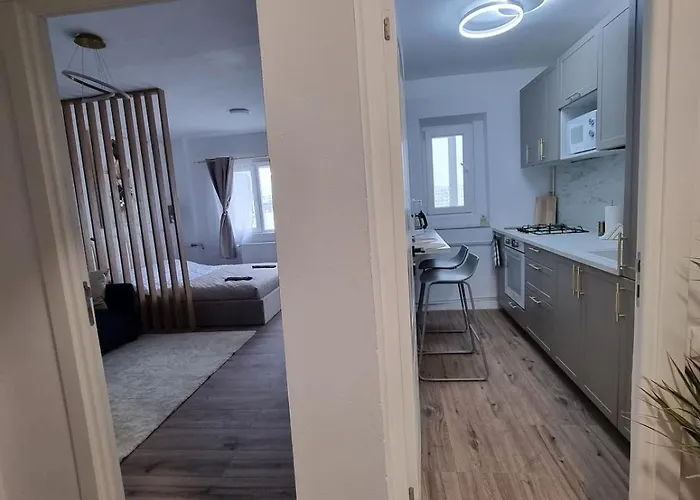 The Wooden Line Near Piata Victoriei Netflix And Workspace *